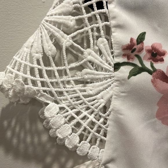 Light weight top with lace sleeves, Size M, white with flowers, NWOT - Picture 4 of 5